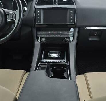 Сірий Ягуар Ф-Пейс, об'ємом двигуна 2 л та пробігом 118 тис. км за 22500 $, фото 9 на Automoto.ua