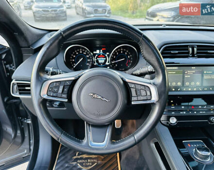 Серый Ягуар Ф-Пейс, объемом двигателя 2 л и пробегом 80 тыс. км за 28000 $, фото 29 на Automoto.ua