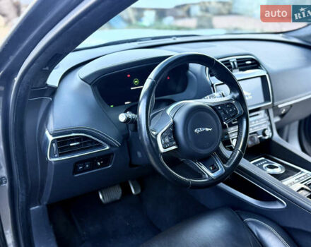 Серый Ягуар Ф-Пейс, объемом двигателя 3 л и пробегом 39 тыс. км за 33000 $, фото 7 на Automoto.ua