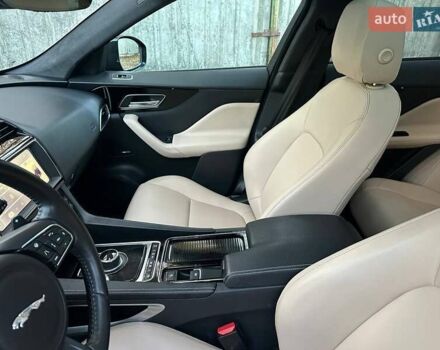 Серый Ягуар Ф-Пейс, объемом двигателя 2 л и пробегом 108 тыс. км за 31500 $, фото 12 на Automoto.ua