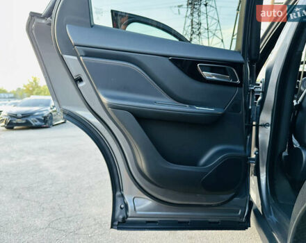 Серый Ягуар Ф-Пейс, объемом двигателя 2 л и пробегом 80 тыс. км за 28000 $, фото 17 на Automoto.ua