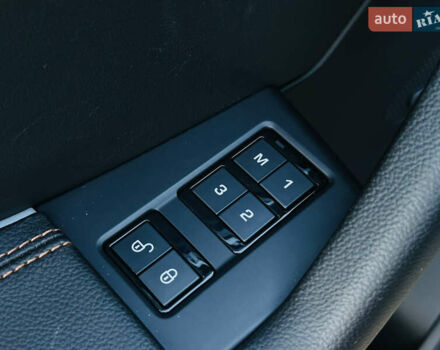 Серый Ягуар Ф-Пейс, объемом двигателя 2 л и пробегом 80 тыс. км за 28000 $, фото 28 на Automoto.ua