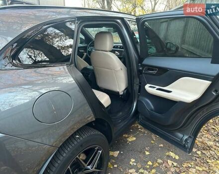 Серый Ягуар Ф-Пейс, объемом двигателя 2 л и пробегом 108 тыс. км за 31500 $, фото 15 на Automoto.ua