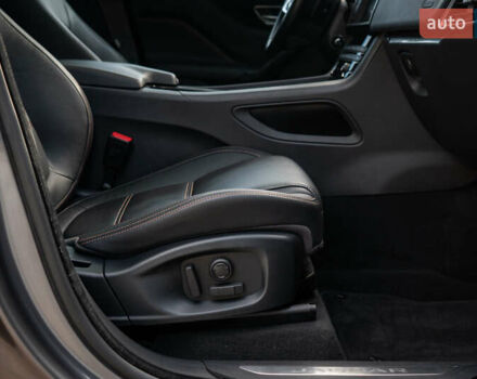 Сірий Ягуар Ф-Пейс, об'ємом двигуна 2 л та пробігом 58 тис. км за 27500 $, фото 55 на Automoto.ua