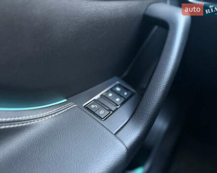 Серый Ягуар Ф-Пейс, объемом двигателя 3 л и пробегом 39 тыс. км за 33000 $, фото 26 на Automoto.ua