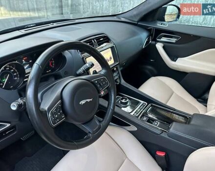 Серый Ягуар Ф-Пейс, объемом двигателя 2 л и пробегом 108 тыс. км за 31500 $, фото 11 на Automoto.ua