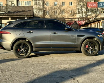 Серый Ягуар Ф-Пейс, объемом двигателя 3 л и пробегом 39 тыс. км за 33000 $, фото 4 на Automoto.ua