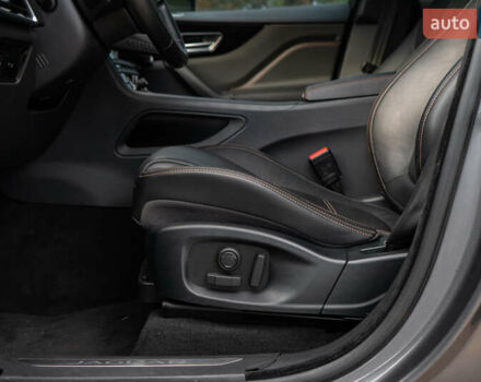 Сірий Ягуар Ф-Пейс, об'ємом двигуна 2 л та пробігом 58 тис. км за 27500 $, фото 41 на Automoto.ua