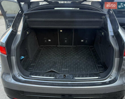 Серый Ягуар Ф-Пейс, объемом двигателя 3 л и пробегом 39 тыс. км за 33000 $, фото 27 на Automoto.ua