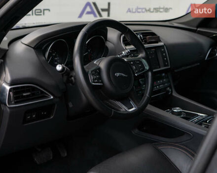 Сірий Ягуар Ф-Пейс, об'ємом двигуна 2 л та пробігом 58 тис. км за 27500 $, фото 30 на Automoto.ua