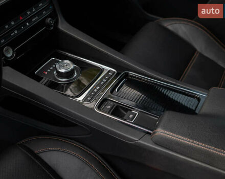 Сірий Ягуар Ф-Пейс, об'ємом двигуна 2 л та пробігом 58 тис. км за 27500 $, фото 37 на Automoto.ua