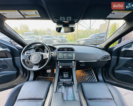 Серый Ягуар Ф-Пейс, объемом двигателя 2 л и пробегом 80 тыс. км за 28000 $, фото 19 на Automoto.ua