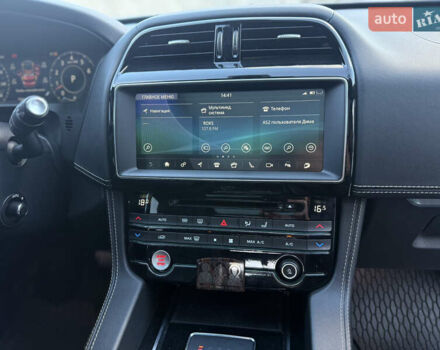 Серый Ягуар Ф-Пейс, объемом двигателя 3 л и пробегом 39 тыс. км за 33000 $, фото 16 на Automoto.ua