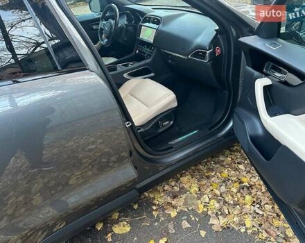 Серый Ягуар Ф-Пейс, объемом двигателя 2 л и пробегом 108 тыс. км за 31500 $, фото 16 на Automoto.ua