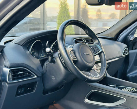 Серый Ягуар Ф-Пейс, объемом двигателя 2 л и пробегом 80 тыс. км за 28000 $, фото 14 на Automoto.ua