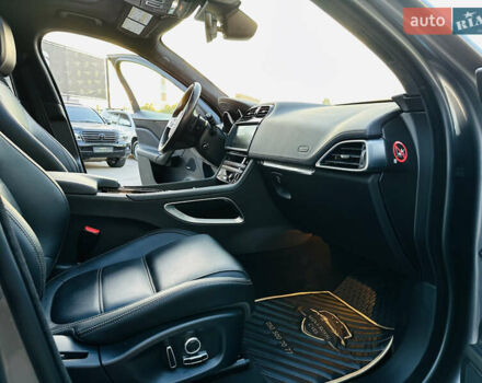 Серый Ягуар Ф-Пейс, объемом двигателя 2 л и пробегом 80 тыс. км за 28000 $, фото 23 на Automoto.ua