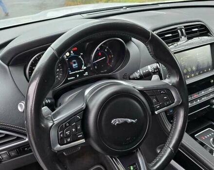 Серый Ягуар Ф-Пейс, объемом двигателя 2 л и пробегом 101 тыс. км за 25900 $, фото 26 на Automoto.ua