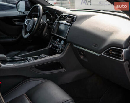 Сірий Ягуар Ф-Пейс, об'ємом двигуна 2 л та пробігом 58 тис. км за 27500 $, фото 34 на Automoto.ua