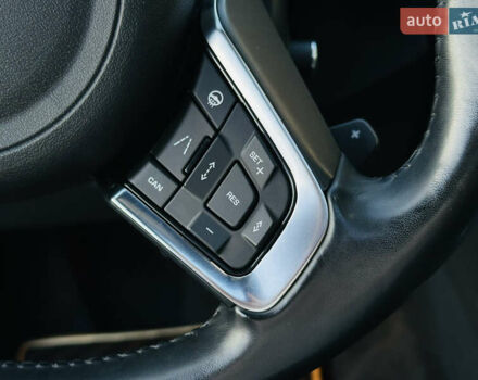 Серый Ягуар Ф-Пейс, объемом двигателя 2 л и пробегом 80 тыс. км за 28000 $, фото 32 на Automoto.ua