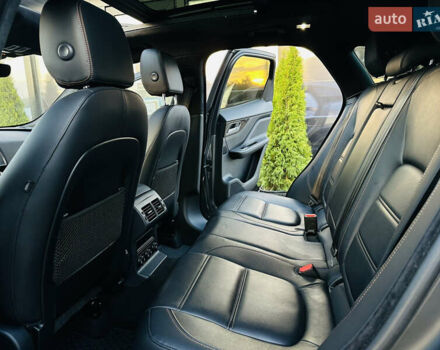 Серый Ягуар Ф-Пейс, объемом двигателя 2 л и пробегом 80 тыс. км за 28000 $, фото 16 на Automoto.ua