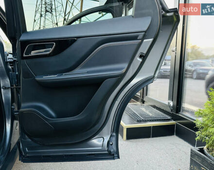 Серый Ягуар Ф-Пейс, объемом двигателя 2 л и пробегом 80 тыс. км за 28000 $, фото 22 на Automoto.ua