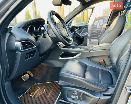 Серый Ягуар Ф-Пейс, объемом двигателя 2 л и пробегом 80 тыс. км за 28000 $, фото 12 на Automoto.ua