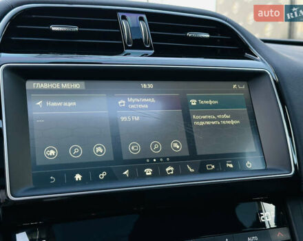 Серый Ягуар Ф-Пейс, объемом двигателя 2 л и пробегом 80 тыс. км за 28000 $, фото 33 на Automoto.ua