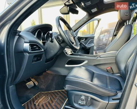 Серый Ягуар Ф-Пейс, объемом двигателя 2 л и пробегом 80 тыс. км за 28000 $, фото 13 на Automoto.ua