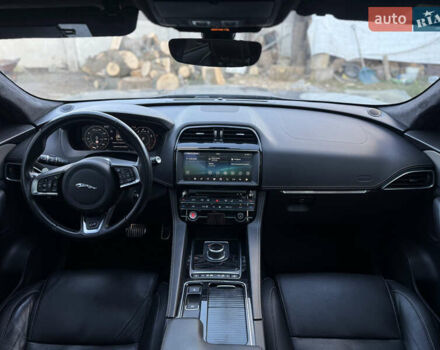 Серый Ягуар Ф-Пейс, объемом двигателя 3 л и пробегом 39 тыс. км за 33000 $, фото 12 на Automoto.ua