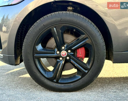 Серый Ягуар Ф-Пейс, объемом двигателя 3 л и пробегом 39 тыс. км за 33000 $, фото 32 на Automoto.ua