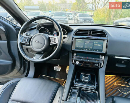 Серый Ягуар Ф-Пейс, объемом двигателя 2 л и пробегом 80 тыс. км за 28000 $, фото 20 на Automoto.ua