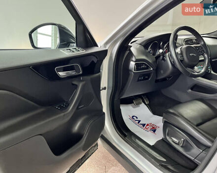 Сірий Ягуар Ф-Пейс, об'ємом двигуна 2 л та пробігом 73 тис. км за 25590 $, фото 21 на Automoto.ua