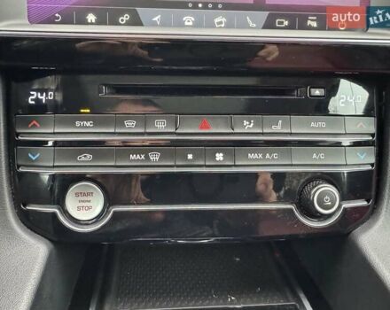 Серый Ягуар Ф-Пейс, объемом двигателя 2 л и пробегом 92 тыс. км за 28500 $, фото 17 на Automoto.ua