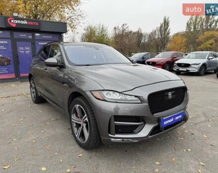 Серый Ягуар Ф-Пейс, объемом двигателя 2 л и пробегом 92 тыс. км за 28500 $, фото 2 на Automoto.ua