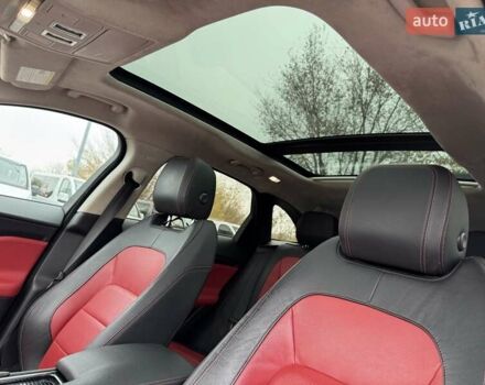 Серый Ягуар Ф-Пейс, объемом двигателя 2 л и пробегом 92 тыс. км за 28500 $, фото 21 на Automoto.ua