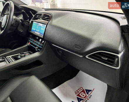 Сірий Ягуар Ф-Пейс, об'ємом двигуна 2 л та пробігом 73 тис. км за 25590 $, фото 32 на Automoto.ua