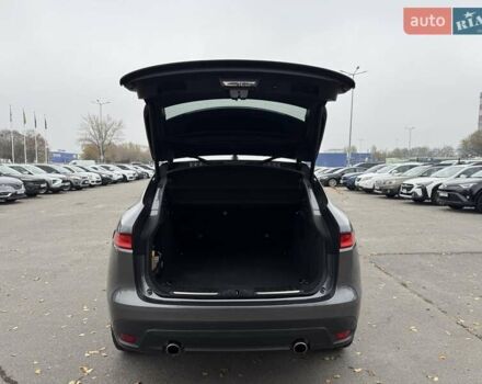 Серый Ягуар Ф-Пейс, объемом двигателя 2 л и пробегом 92 тыс. км за 28500 $, фото 8 на Automoto.ua