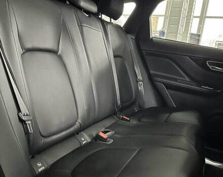 Сірий Ягуар Ф-Пейс, об'ємом двигуна 2 л та пробігом 73 тис. км за 25590 $, фото 39 на Automoto.ua