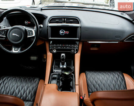 Сірий Ягуар Ф-Пейс, об'ємом двигуна 5 л та пробігом 28 тис. км за 55000 $, фото 50 на Automoto.ua