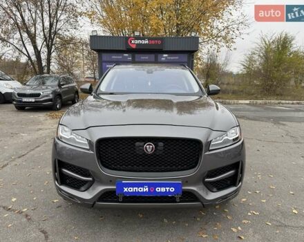 Серый Ягуар Ф-Пейс, объемом двигателя 2 л и пробегом 92 тыс. км за 28500 $, фото 1 на Automoto.ua