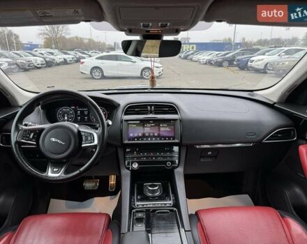 Серый Ягуар Ф-Пейс, объемом двигателя 2 л и пробегом 92 тыс. км за 28500 $, фото 16 на Automoto.ua