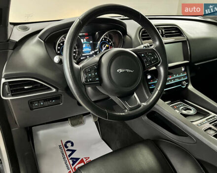 Сірий Ягуар Ф-Пейс, об'ємом двигуна 2 л та пробігом 73 тис. км за 25590 $, фото 26 на Automoto.ua