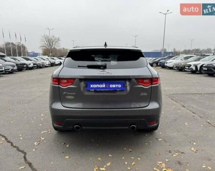 Серый Ягуар Ф-Пейс, объемом двигателя 2 л и пробегом 92 тыс. км за 28500 $, фото 5 на Automoto.ua