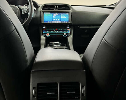 Сірий Ягуар Ф-Пейс, об'ємом двигуна 2 л та пробігом 73 тис. км за 25590 $, фото 31 на Automoto.ua