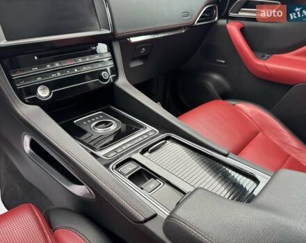 Серый Ягуар Ф-Пейс, объемом двигателя 2 л и пробегом 92 тыс. км за 28500 $, фото 12 на Automoto.ua