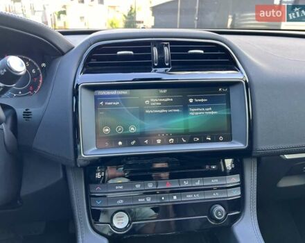 Сірий Ягуар Ф-Пейс, об'ємом двигуна 2 л та пробігом 41 тис. км за 25900 $, фото 22 на Automoto.ua