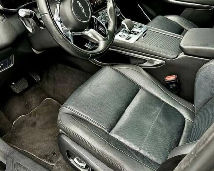 Серый Ягуар Ф-Пейс, объемом двигателя 2 л и пробегом 65 тыс. км за 35900 $, фото 26 на Automoto.ua