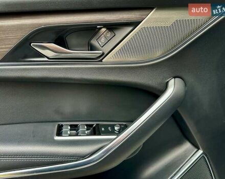 Серый Ягуар Ф-Пейс, объемом двигателя 2 л и пробегом 65 тыс. км за 35900 $, фото 27 на Automoto.ua