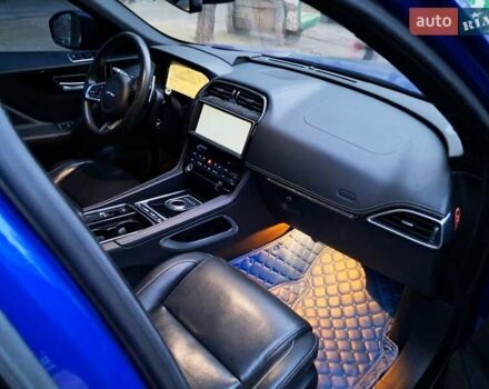 Синий Ягуар Ф-Пейс, объемом двигателя 3 л и пробегом 116 тыс. км за 24900 $, фото 5 на Automoto.ua