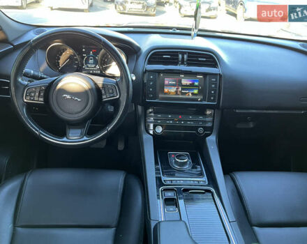 Синий Ягуар Ф-Пейс, объемом двигателя 2 л и пробегом 88 тыс. км за 17800 $, фото 19 на Automoto.ua